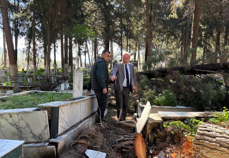 İzmir Büyükşehir Belediyesi, kentte etkili olan şiddetli yağış ve fırtınanın