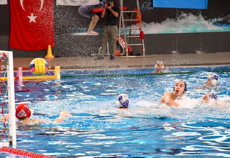 İzmir Büyükşehir Belediyesi Spor Kulübü sporcuları, farklı branşlarda elde ettikleri