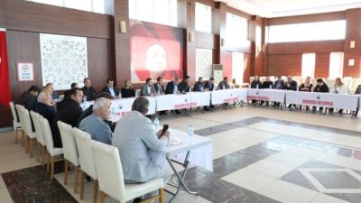 Menderes Belediye Başkanı İlkay Çiçek, ilçenin muhtarları ile kahvaltılı toplantıda