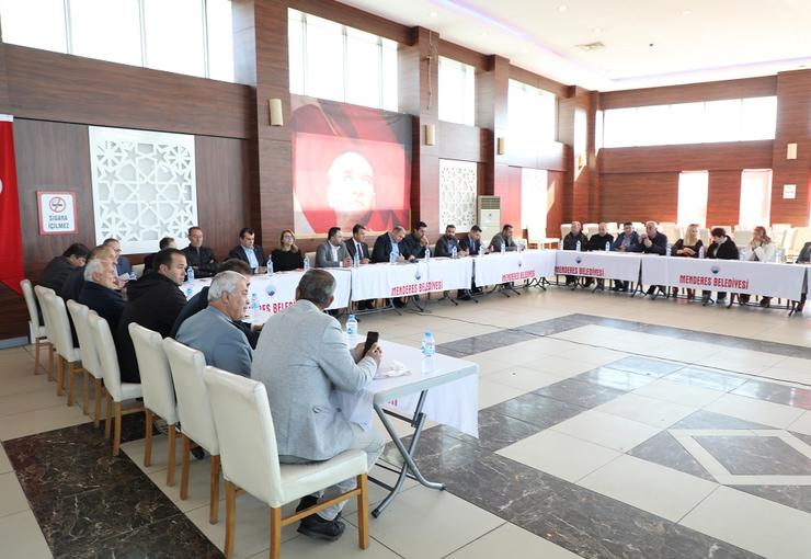 Menderes Belediye Başkanı İlkay Çiçek, ilçenin muhtarları ile kahvaltılı toplantıda