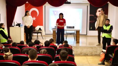 Bayraklı Belediyesi, 30 Mart Uluslararası Sıfır Atık Günü kapsamında ilkokul