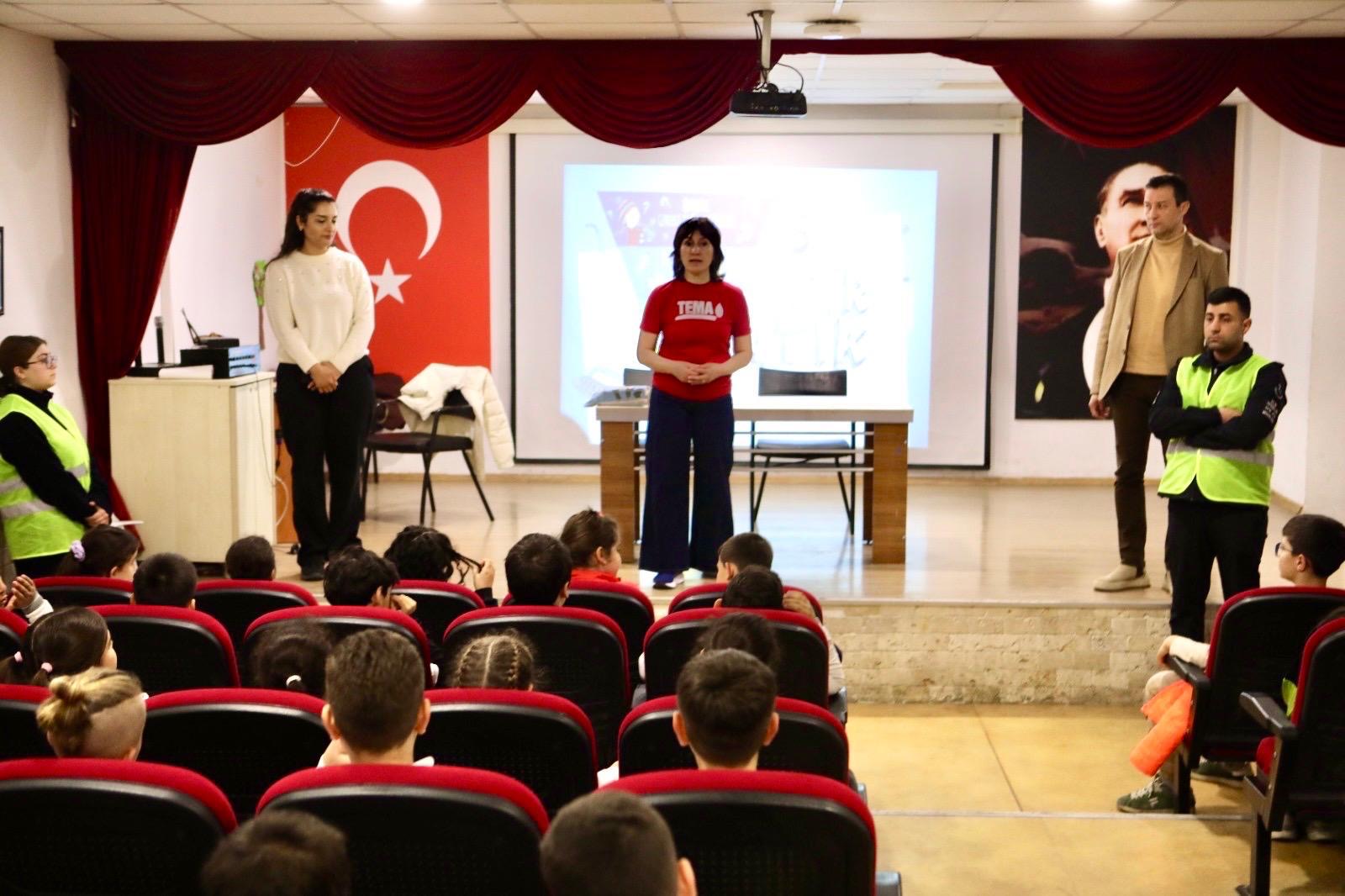 Bayraklı Belediyesi, 30 Mart Uluslararası Sıfır Atık Günü kapsamında ilkokul