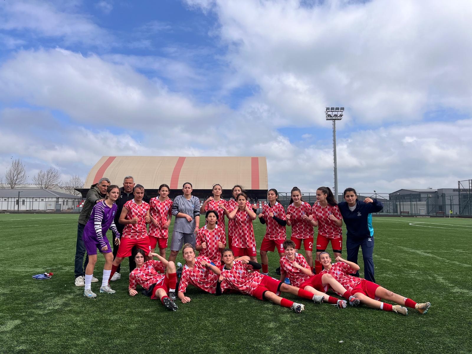 Konak Belediyespor U-17 Kızlar Takımı yeşil sahada bir kez daha