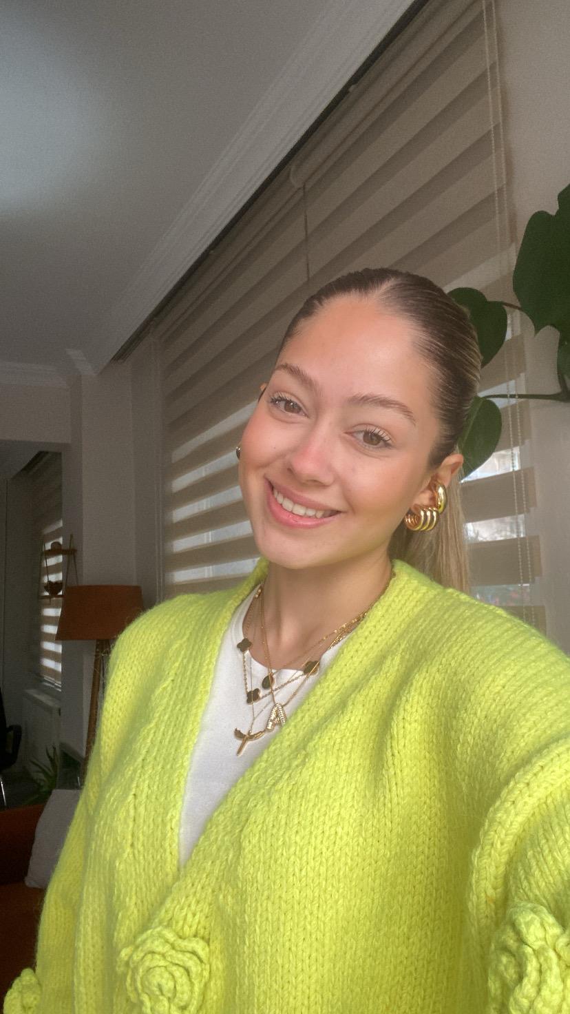 Ayşenur Çetiner yazar fotoğrafı