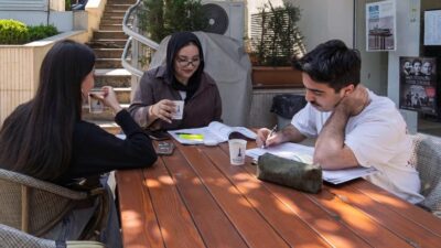 İzmir Büyükşehir Belediyesi’nin kentin farklı noktalarına yayılan kütüphaneleri her yaş