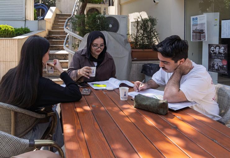 İzmir Büyükşehir Belediyesi’nin kentin farklı noktalarına yayılan kütüphaneleri her yaş