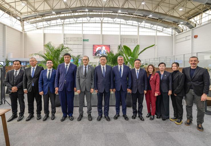 İzmir Büyükşehir Belediyesi, Çin’in Qingdao kentinden gelen belediye heyetini ağırladı.