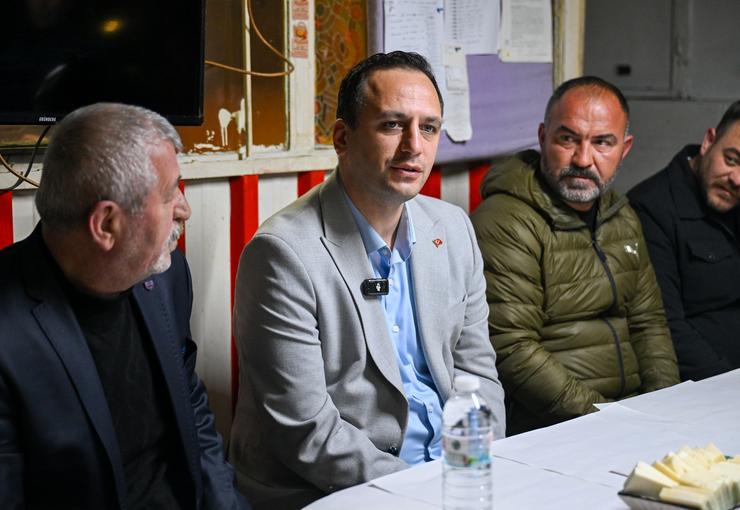 Bornova Belediye Başkanı Ömer Eşki, sabah saatlerinde EVKA-4 minibüs durağını