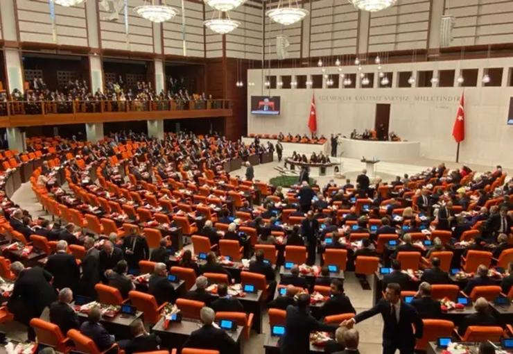 CHP, belediyelerine süren operasyon üzerine, daha önce tartıştığı “ara seçim”