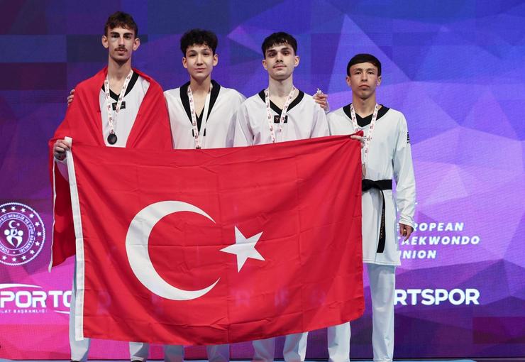 İzmir Büyükşehir Belediyesi Spor Kulübü’nün başarılı tekvandocuları, Türkiye Açık Turnuvası’nda