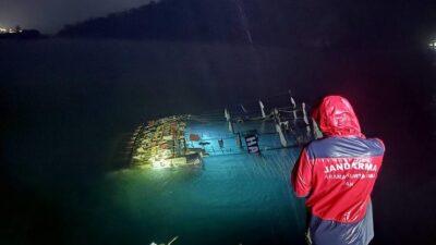 Muğla’nın Fethiye ilçesinde Ölüdeniz’de kıyıya bağlı halatın fırtına nedeniyle kopması