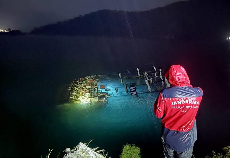 Muğla’nın Fethiye ilçesinde Ölüdeniz’de kıyıya bağlı halatın fırtına nedeniyle kopması