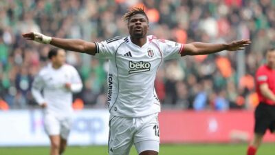 Süper Lig ekiplerinden Beşiktaş'ın stoperi Emmanuel Agbadou, yaptığı açıklamada taraftardan