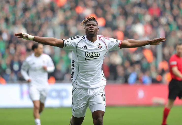 Süper Lig ekiplerinden Beşiktaş'ın stoperi Emmanuel Agbadou, yaptığı açıklamada taraftardan