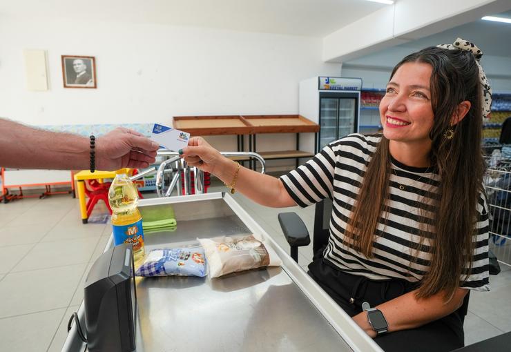 Gaziemir Belediyesi, hayırsever yurttaşların yaptığı bağışları ihtiyaç sahiplerine ulaştırdığı Sosyal