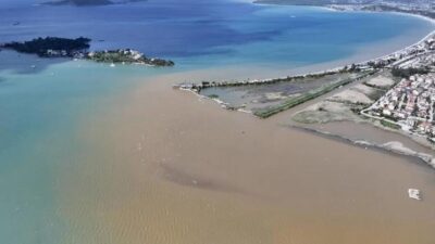Muğla'nın Fethiye ile Marmaris ilçelerinde yağışın ardından deniz suyunun rengi