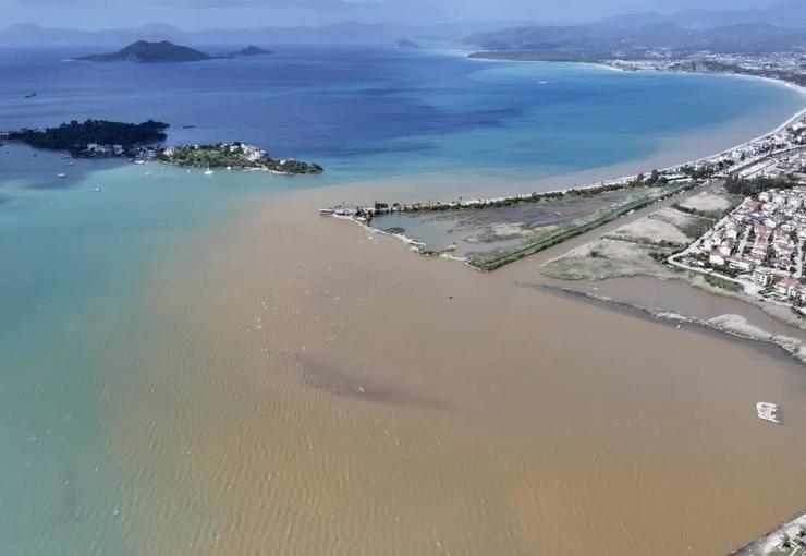 Muğla'nın Fethiye ile Marmaris ilçelerinde yağışın ardından deniz suyunun rengi