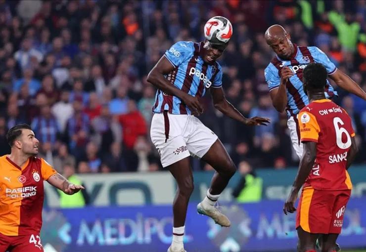Trabzonspor, Galatasaray galibiyetiyle şampiyonluk yarışında “Ben de varım” dedi.