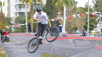 Karşıyaka Belediyesi, heyecan dolu bir pump track bisiklet yarışı düzenledi.
