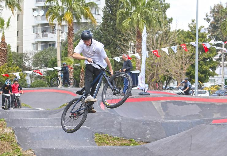 Karşıyaka Belediyesi, heyecan dolu bir pump track bisiklet yarışı düzenledi.