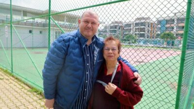 Menderes Belediye Başkanı İlkay Çiçek, pazar mesaisinde vatandaşlarla bir araya