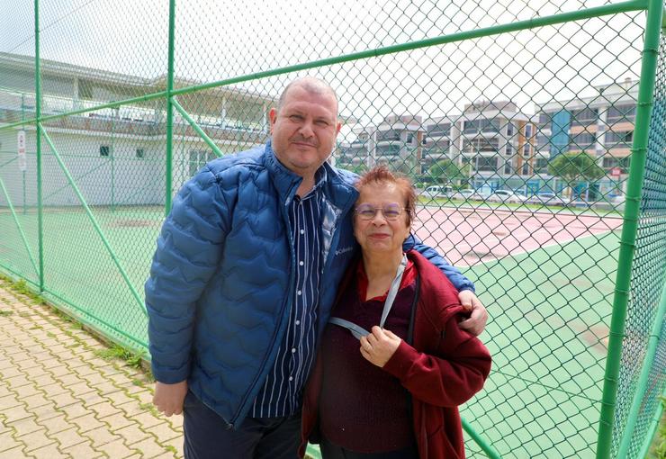 Menderes Belediye Başkanı İlkay Çiçek, pazar mesaisinde vatandaşlarla bir araya