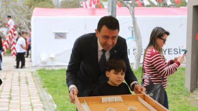 Bayraklı Belediyesi tarafından Kütüphane Haftası kapsamında düzenlenen Çocuk Kitap Şenliği,