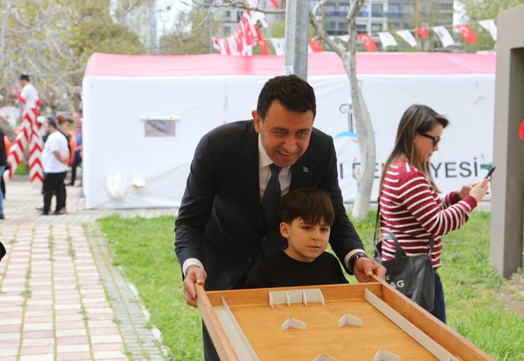 Bayraklı Belediyesi tarafından Kütüphane Haftası kapsamında düzenlenen Çocuk Kitap Şenliği,