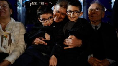 İzmir Büyükşehir Belediye Başkanı Cemil Tugay'ın Meslek Fabrikası önünde başlattığı