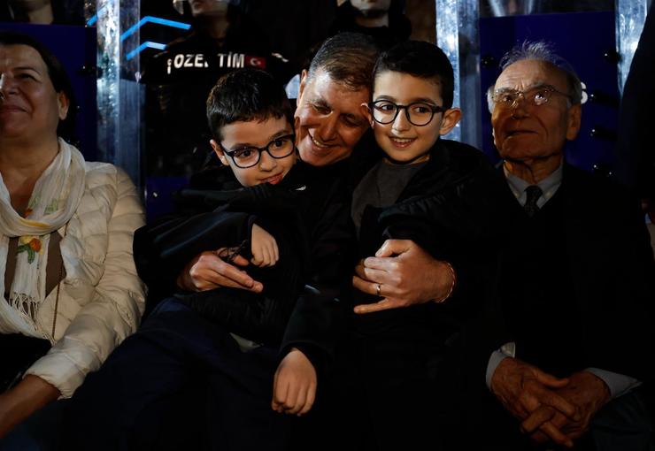 İzmir Büyükşehir Belediye Başkanı Cemil Tugay'ın Meslek Fabrikası önünde başlattığı