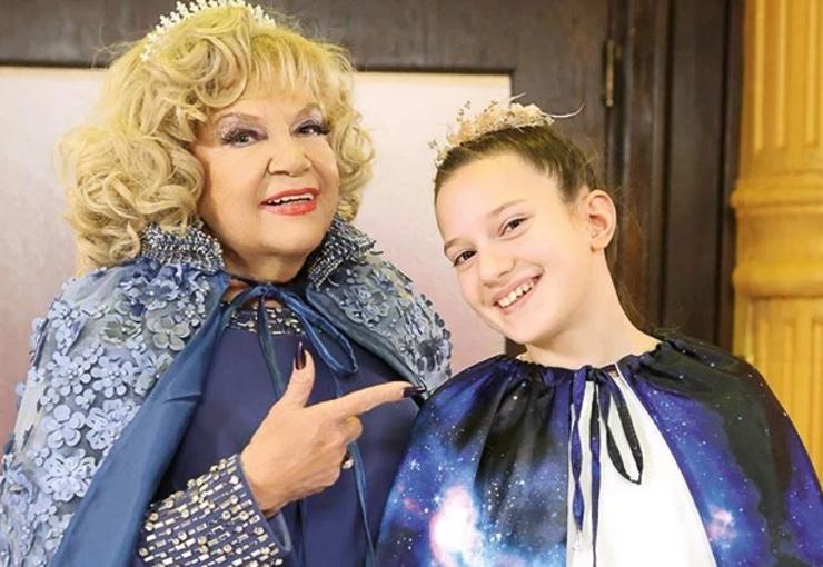 Nevra Serezli, “Sihirli Annem: Periler Okulu” filminde torunlarıyla birlikte kamera