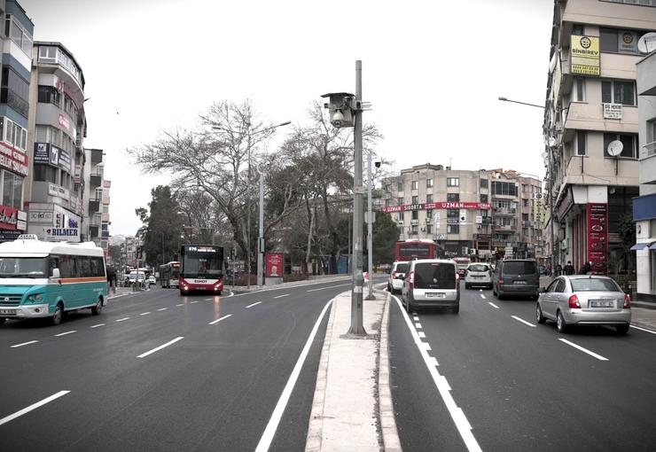 İzmir Büyükşehir Belediyesi’nin Buca’nın dört bir yanında sürdürdüğü asfalt yatırımları,