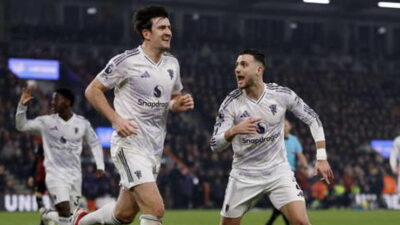Manchester United, Harry Maguire'ın sözleşmesini uzattı. İngiliz savunma oyuncusuyla 1+1