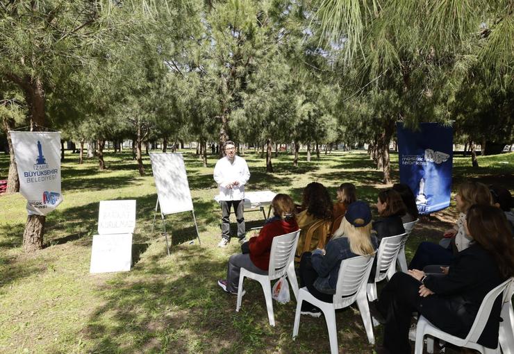 İzmir Büyükşehir Belediyesi Meslek Fabrikası’nın kursiyerleri, binaya el konulması nedeniyle