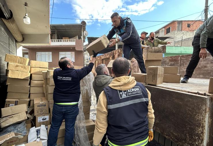 Gelen ihbar üzerine harekete geçen Konak Belediyesi zabıta ekipleri, halk