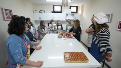 Gaziemir Belediyesi’nin düzenlediği Mutfak Atölyesi’ne katılan kursiyerler, Türk mutfağının geleneksel