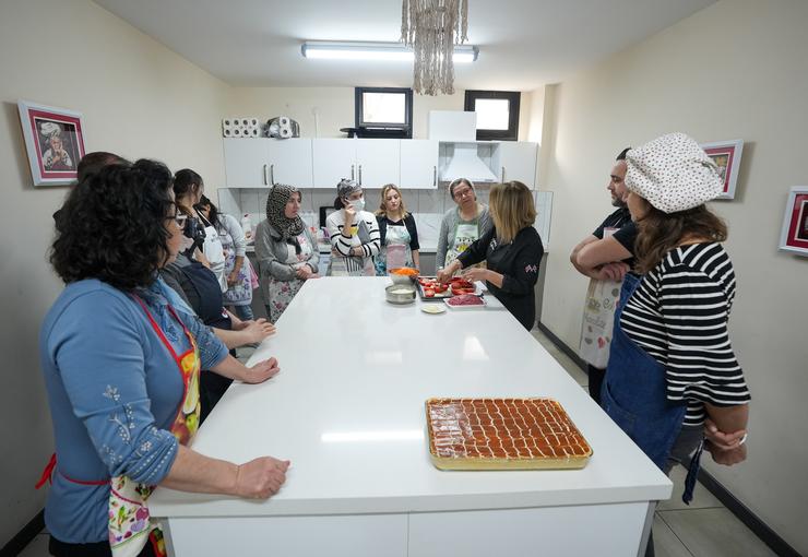 Gaziemir Belediyesi’nin düzenlediği Mutfak Atölyesi’ne katılan kursiyerler, Türk mutfağının geleneksel