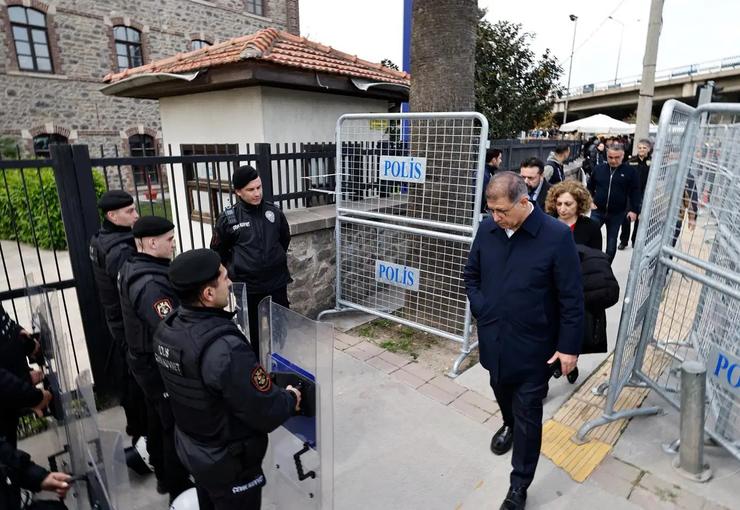 Mülkiyeti İzmir Büyükşehir Belediyesi’ne ait olan tarihi Meslek Fabrikası binasına