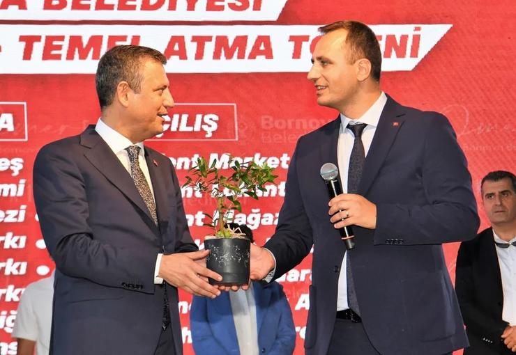 CHP Genel Başkanı Özgür Özel, İzmir’de yürütülen iki ayrı soruşturma