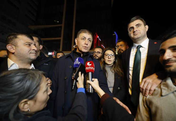 Bornova Belediye Başkanı Ömer Eşki, çıkarıldığı nöbetçi mahkeme tarafından serbest