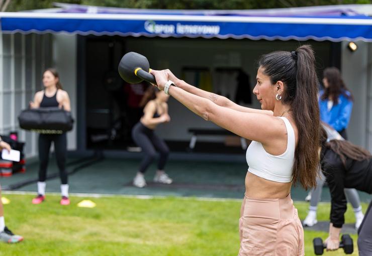 İzmir Büyükşehir Belediyesi’nin vatandaşlara ücretsiz ekipman sağlayarak sporun önündeki engelleri