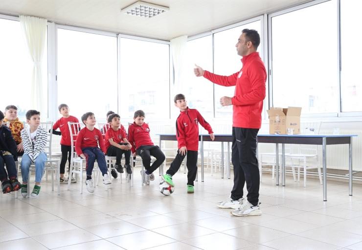 Çiğli Belediyesi Futbol Spor Okulu, yalnızca sahada değil hayatın her