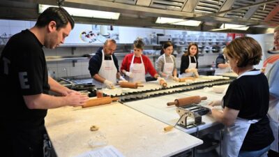 Bornova Belediyesi, düzenlediği mutfak atölyeleriyle katılımcılara pastacılık ve makarna yapımı