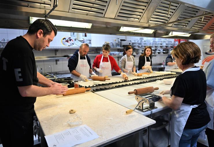 Bornova Belediyesi, düzenlediği mutfak atölyeleriyle katılımcılara pastacılık ve makarna yapımı