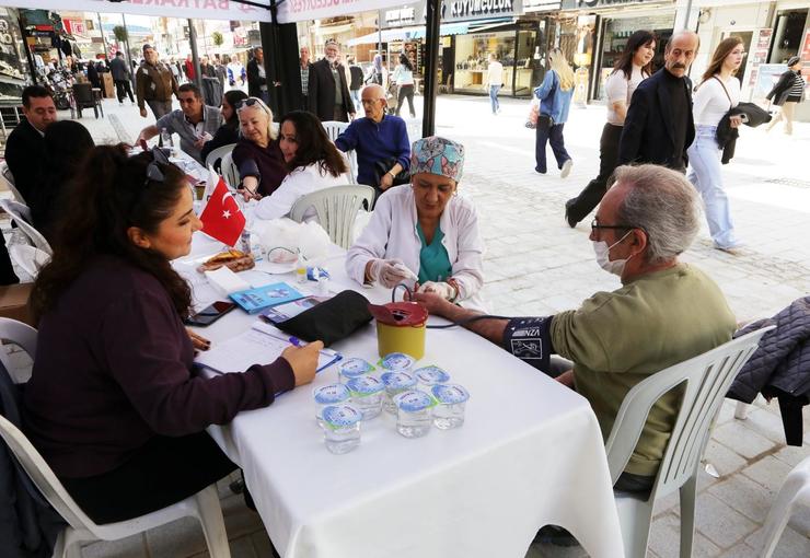 Bayraklı Belediyesi, Dünya Sağlık Haftası kapsamında düzenlediği etkinliklerle sağlık hizmetlerini
