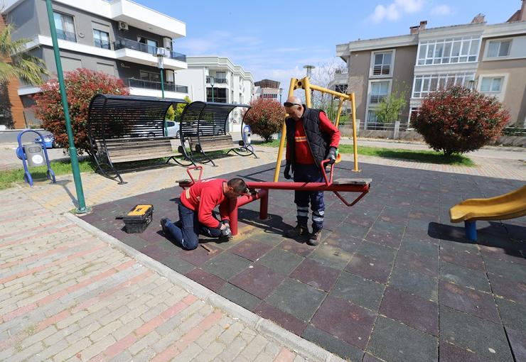 Menderes Belediyesi, Tütüncüoğlu Parkı’nda yenileme çalışması gerçekleştirdi.