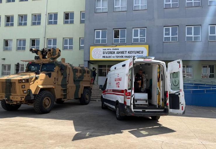 Siverek ilçesindeki Ahmet Koyuncu Mesleki ve Teknik Anadolu Lisesi'nde silahlı