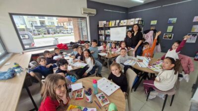 Ayvalık Belediyesi tarafından düzenlenen resim ve kara kalem atölyeleri, çocukların