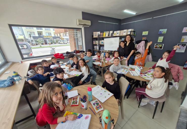 Ayvalık Belediyesi tarafından düzenlenen resim ve kara kalem atölyeleri, çocukların
