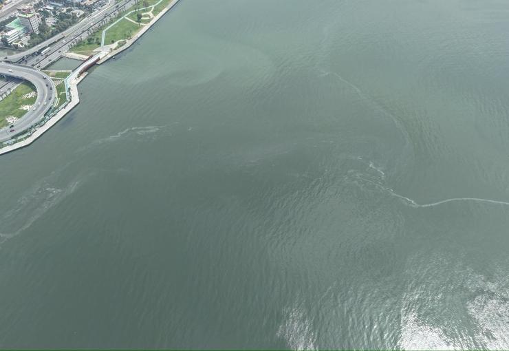 İzmir Büyükşehir Belediyesi tarafından İzmir Körfezi’nde dron desteğiyle yapılan rutin